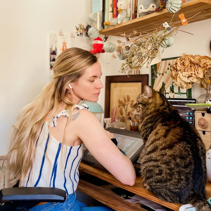 Portrait de Marion Blanc, illustratrice et graphiste à Toulouse.